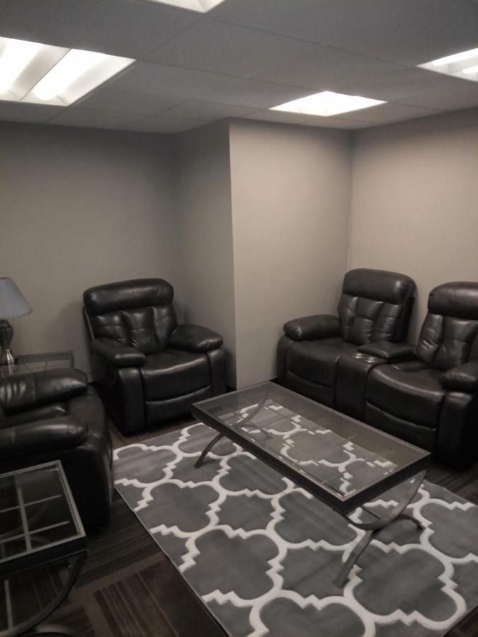 E. Michigan Walk Up Furnished 2 Bedroom Apt แลนซิ่ง ภายนอก รูปภาพ